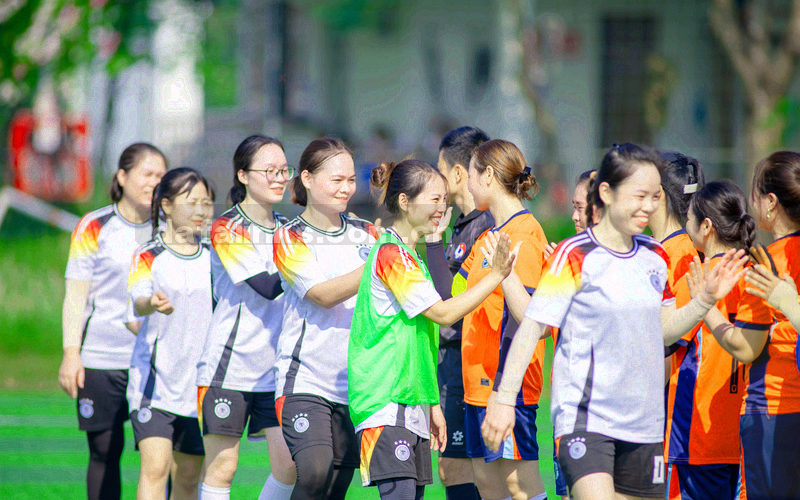发光入口标记与向前延伸的光线路径